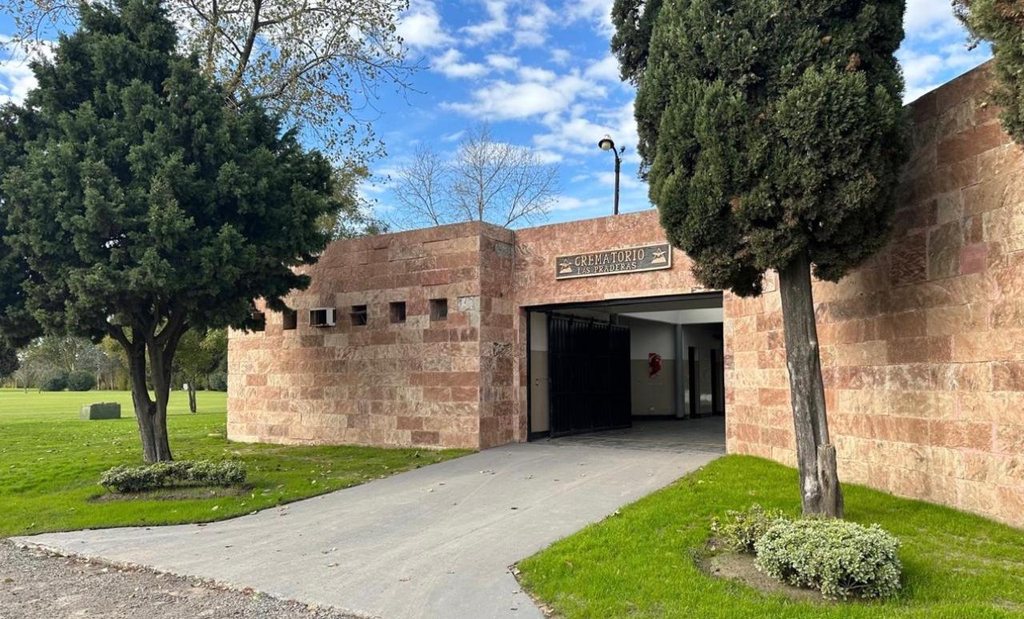 Edificio del crematorio rodeado de árboles en el parque
