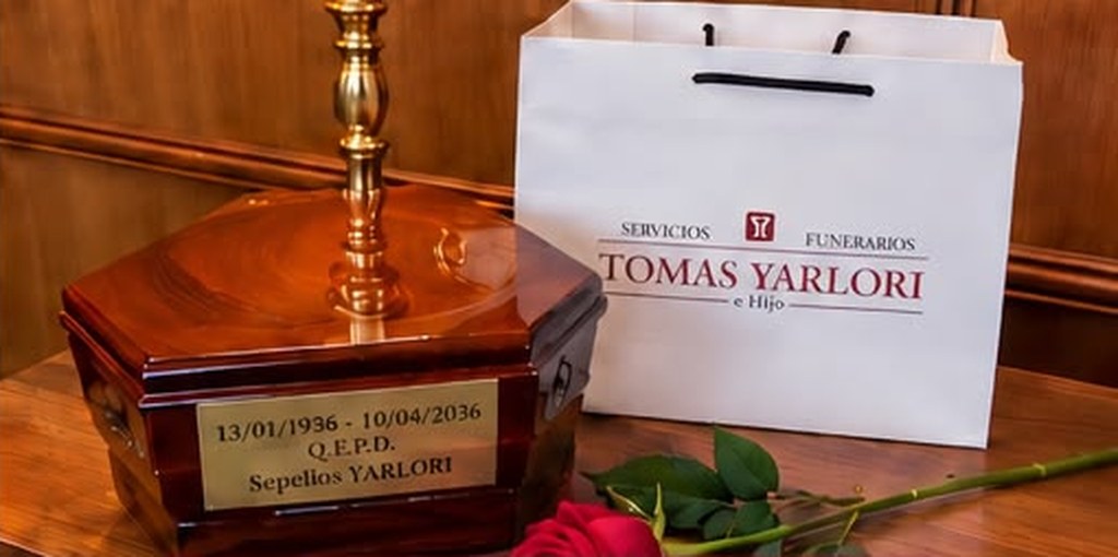 Urna de madera con placa y bolsa de entrega de documentación