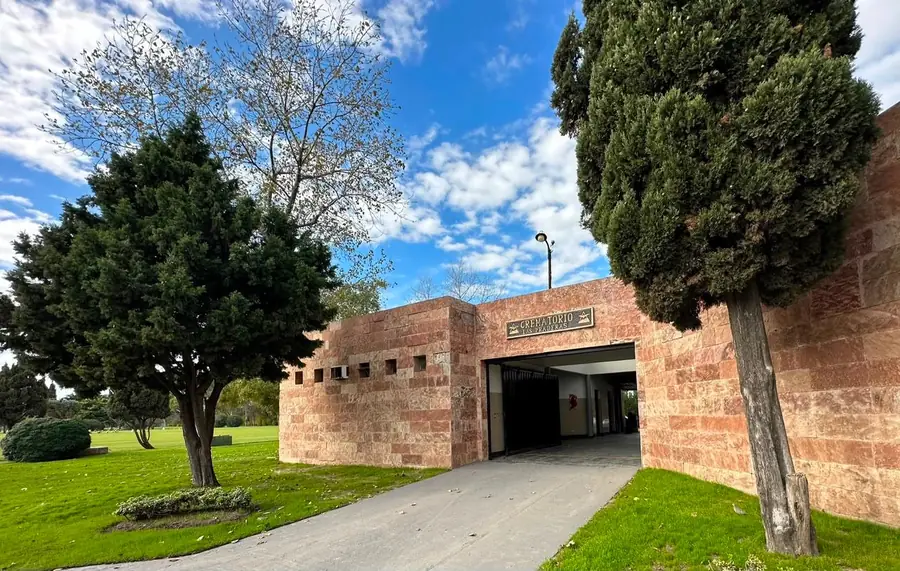 Entrada del Crematorio Las Praderas, dentro del parque