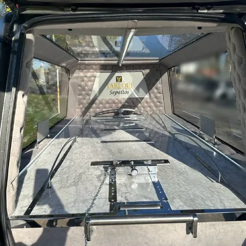 Coche de acompañamiento de la flota de Yarlori