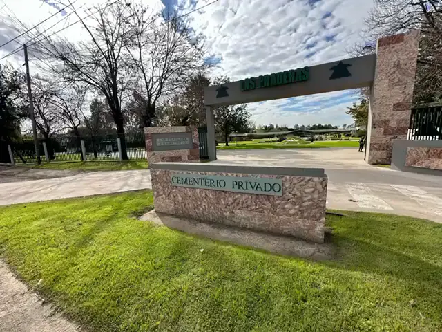 Entrada del Cementerio Parque Las Praderas