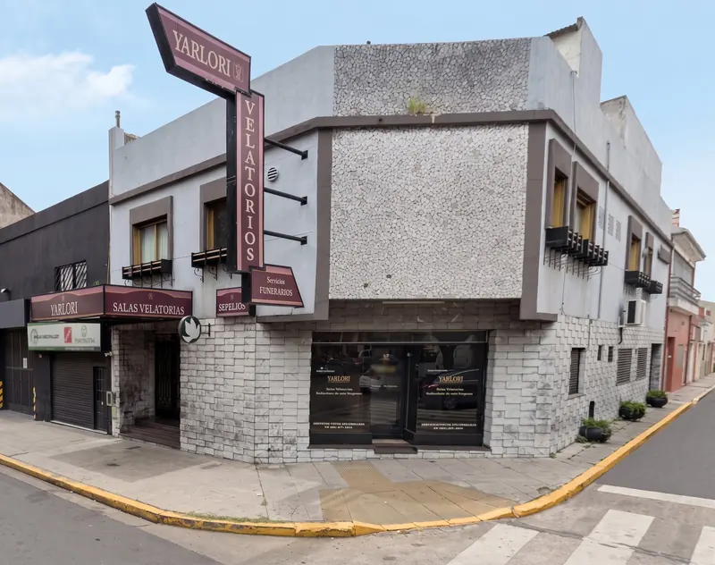 Fachada de la sala velatoria de Murguiondo 3356, Villa Lugano