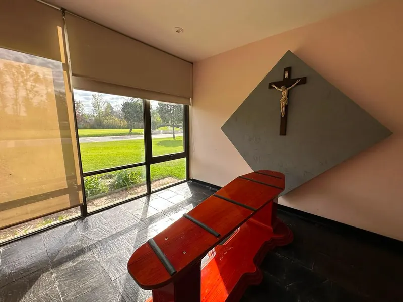 Sala velatoria del Cementerio Parque Las Praderas, con ventanal al parque