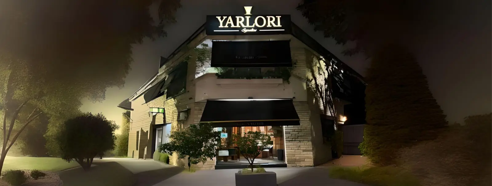 Casa Yarlori iluminada por la noche